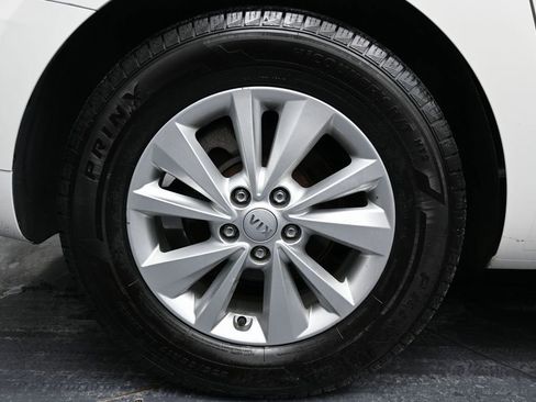 Used 2018 Kia Sedona L image 11