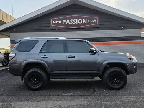 Used 2018 Toyota 4Runner SR5 AWD/4WD image 6