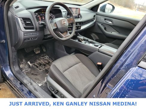 Used 2025 Nissan Rogue SV image 9