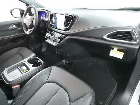New 2027 Chrysler Pacifica Select FWD image 29