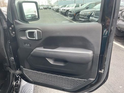 Used 2022 Jeep Gladiator Overland image 19
