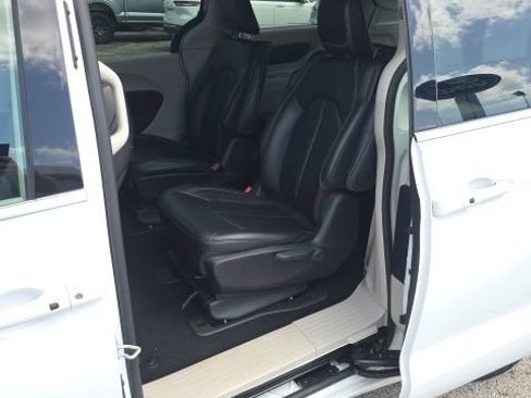 Used 2024 Chrysler Pacifica Limited FWD image 23