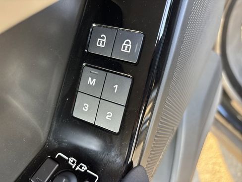 Used 2024 Land Rover Range Rover Velar Dynamic SE image 23