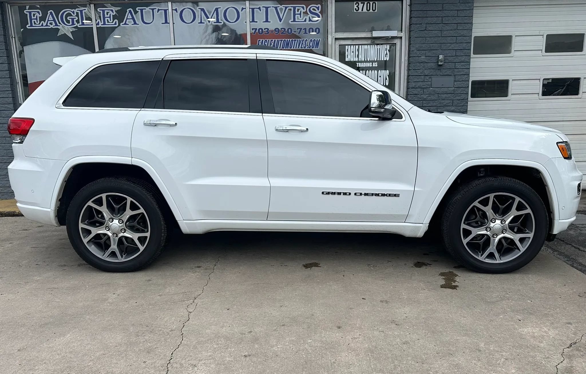 Used 2019 Jeep Grand Cherokee Overland AWD/4WD image 2