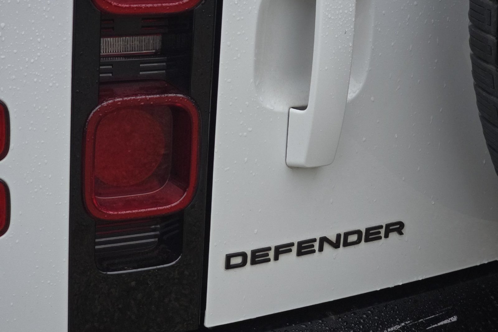 Used 2024 Land Rover Defender 110 X-Dynamic SE AWD/4WD image 24