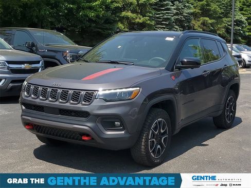 Used 2024 Jeep Compass Trailhawk w/ Trailhawk Elite Group image 2