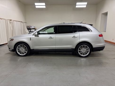Used 2019 Lincoln MKT AWD image 5