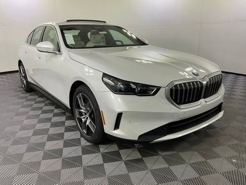 New 2025 BMW i5 xDrive40 w/ Premium Package AWD/4WD image 3