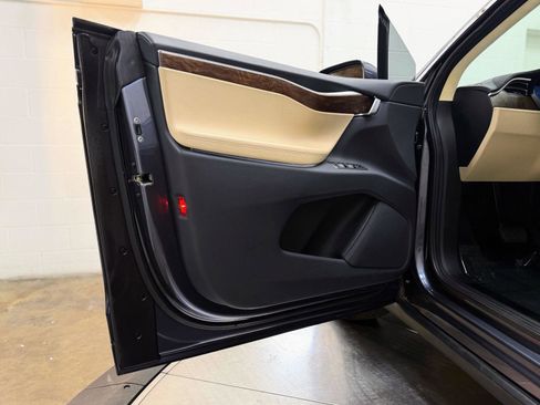 Used 2017 Tesla Model X 75D image 12