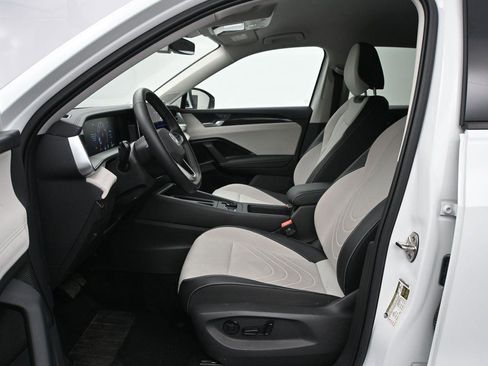 Used 2025 Volkswagen Tiguan SE AWD/4WD image 8