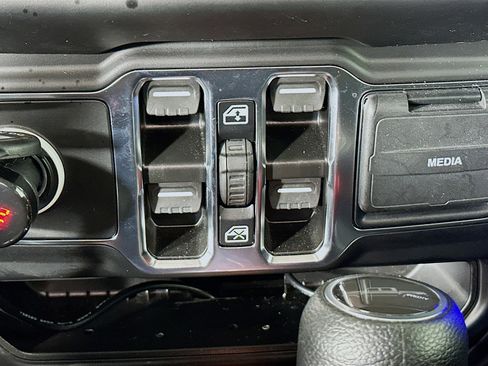 Used 2023 Jeep Gladiator Willys image 24