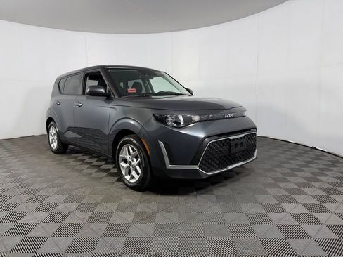 Used 2025 Kia Soul LX w/ LX Technology Package FWD image 2