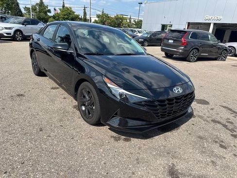 Used 2023 Hyundai Elantra SEL FWD image 2