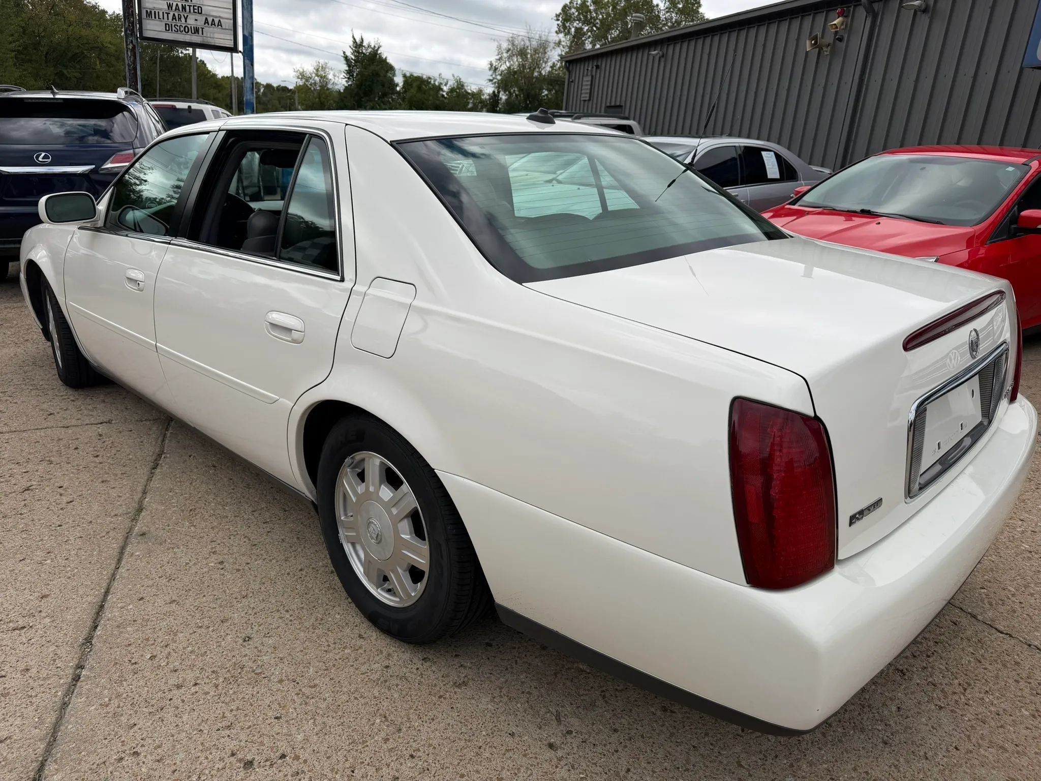 Used 2004 Cadillac De Ville w/ Equipment Group FWD image 12