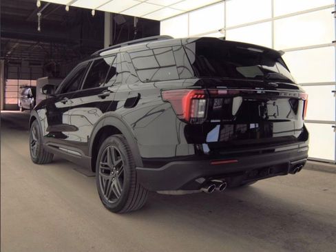 Used 2025 Ford Explorer ST image 4