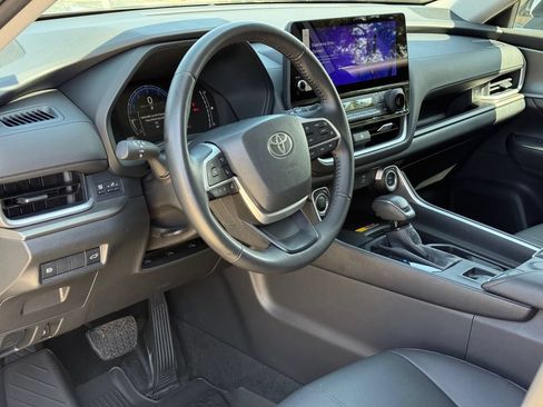 Used 2025 Toyota Grand Highlander AWD image 8