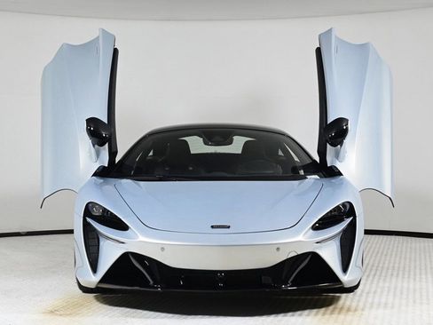 Used 2023 McLaren Artura image 24