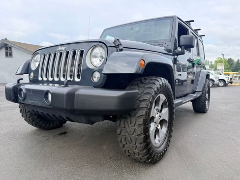 Used 2017 Jeep Wrangler Unlimited Sahara w/ Connectivity Group AWD/4WD image 6