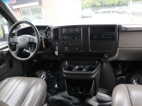 Used 2007 Chevrolet Express 3500 Extended Passenger RWD image 13