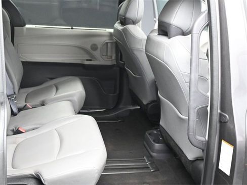 Used 2022 Toyota Sienna XLE image 17