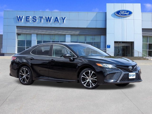 Used 2020 Toyota Camry SE FWD image 1