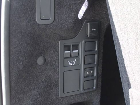 Certified 2025 Land Rover Discovery Dynamic SE image 40