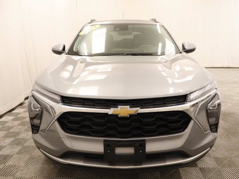 Used 2025 Chevrolet Trax LT FWD image 4