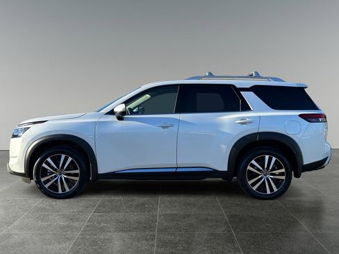 Used 2025 Nissan Pathfinder Platinum w/ Cargo Package image 4