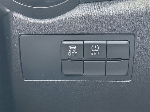 Used 2019 Toyota Yaris L image 27