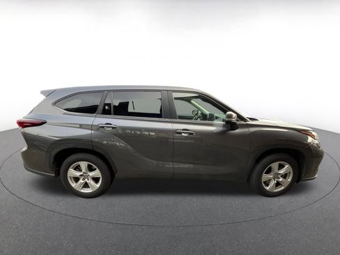 Used 2025 Toyota Highlander LE image 8