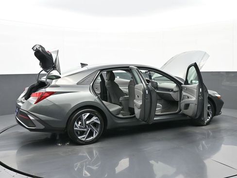 Certified 2025 Hyundai Elantra Sport image 44