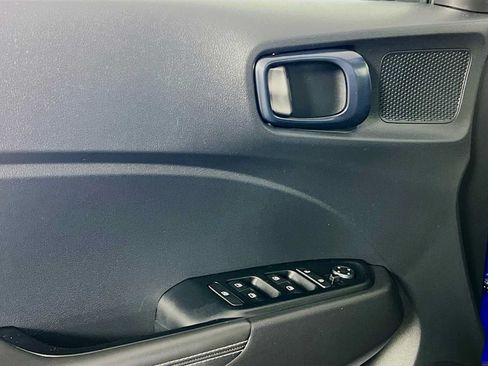 Certified 2025 Hyundai Venue Limited FWD image 18