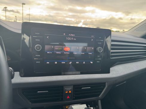 Used 2025 Volkswagen Jetta SE image 21