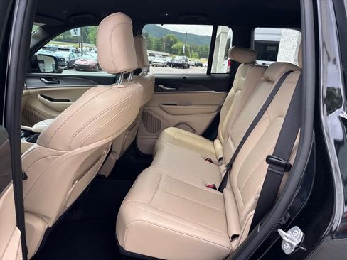 Used 2023 Jeep Grand Cherokee Limited w/ Luxury Tech Group II RWD image 10