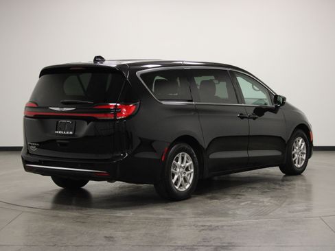 Used 2024 Chrysler Pacifica Touring-L FWD image 8