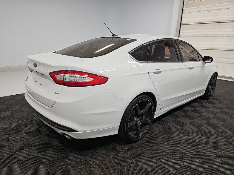Used 2016 Ford Fusion SE FWD image 2