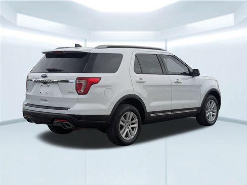 Used 2018 Ford Explorer XLT image 6
