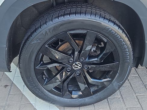 Certified 2022 Volkswagen Taos SE w/ Panoramic Sunroof Package image 29