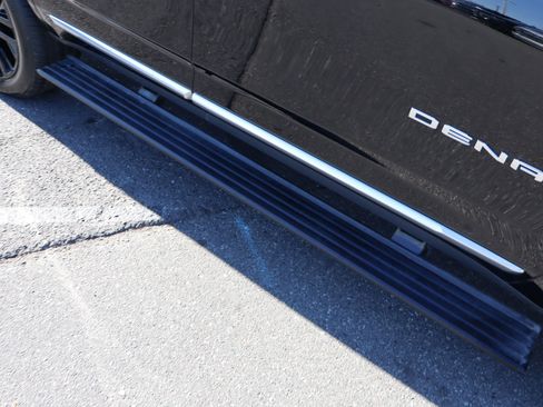 Used 2021 GMC Yukon Denali w/ Denali Premium Package image 12