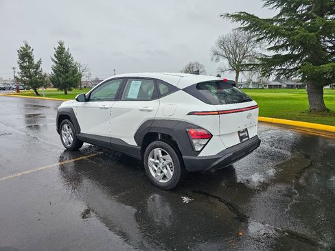Used 2024 Hyundai Kona SE image 23