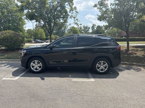Used 2023 GMC Terrain SLE w/ Driver Convenience Package FWD image 7