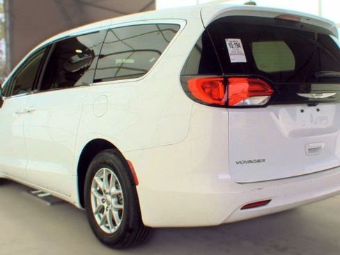 Used 2023 Chrysler Voyager LX FWD image 4