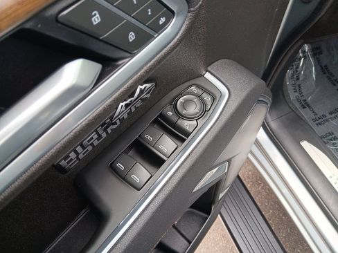Used 2025 Chevrolet Silverado 1500 High Country w/ High Country Premium Package AWD/4WD image 11