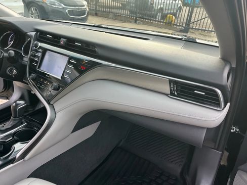 Used 2020 Toyota Camry SE image 19