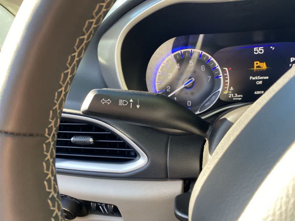 Used 2023 Chrysler Pacifica Touring-L FWD image 23