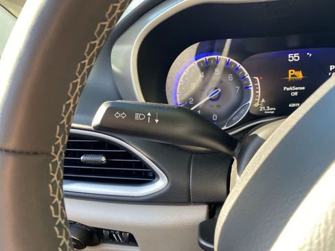 Used 2023 Chrysler Pacifica Touring-L FWD image 23