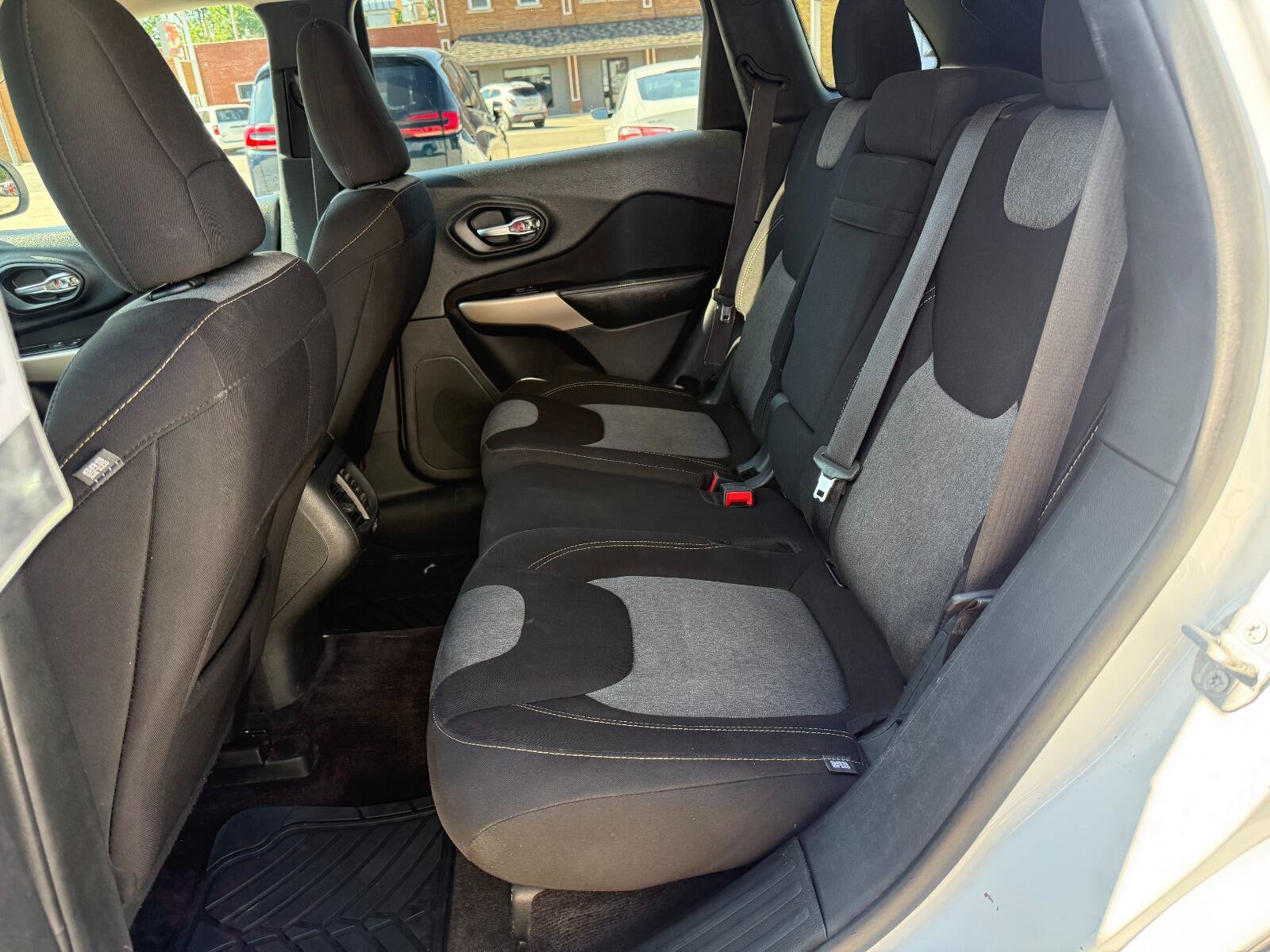 Used 2018 Jeep Cherokee Latitude AWD/4WD image 13