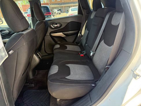 Used 2018 Jeep Cherokee Latitude AWD/4WD image 13