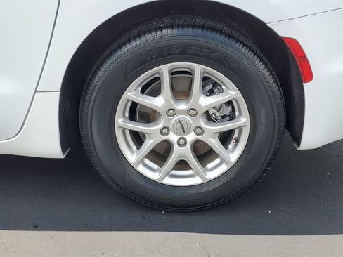 Used 2023 Chrysler Pacifica Touring-L FWD image 7