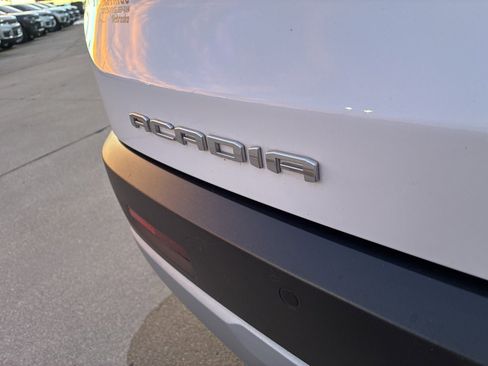 Used 2023 GMC Acadia SLE w/ Driver Convenience Package image 5